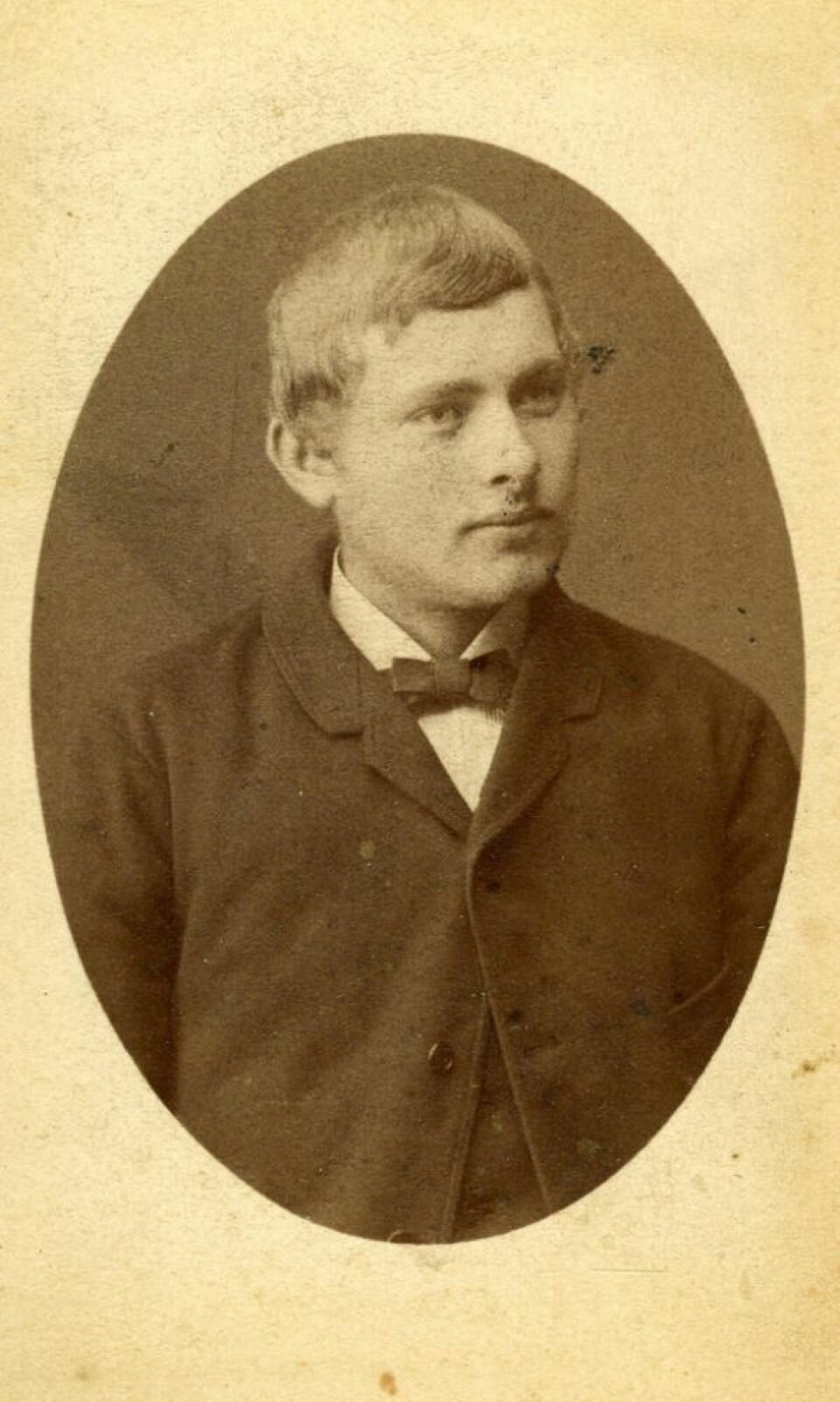 ANDREPLASS. Bernhard Hansen var 30 år gammel da han fikk andreplass i det første landskyttertstevnet i Nord-Norge på Vågøynes i år 1900. ANDREPLASS. Bernhard Hansen var 30 år gammel da han fikk andreplass i det første landskyttertstevnet i Nord-Norge på Vågøynes i år 1900.