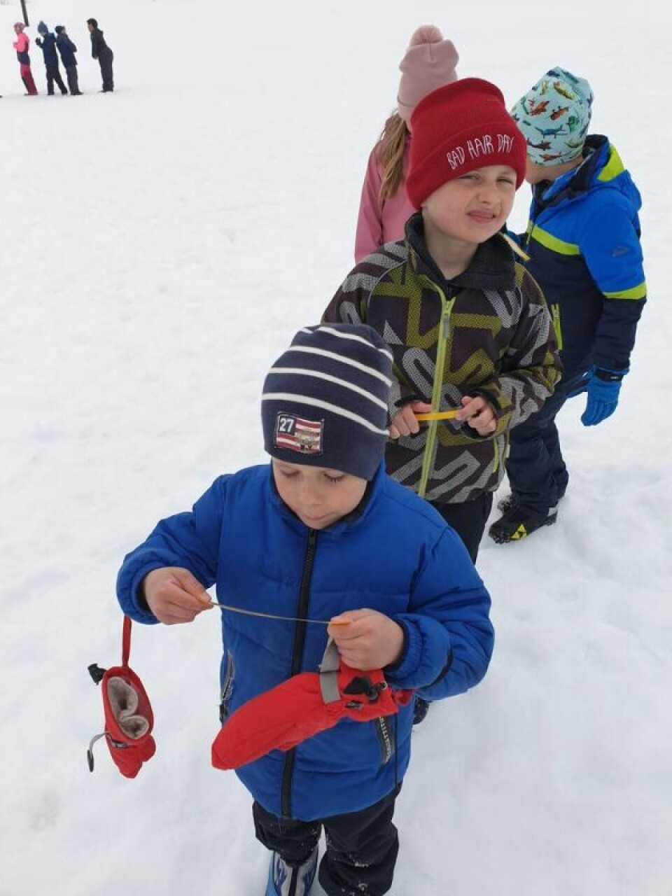 GÅTER. I norsktimen leste elevene gåter som lærerne hadde skrevet ut og laminert. Her leser Isak André Rossi (7). GÅTER. I norsktimen leste elevene gåter som lærerne hadde skrevet ut og laminert. Her leser Isak André Rossi (7).