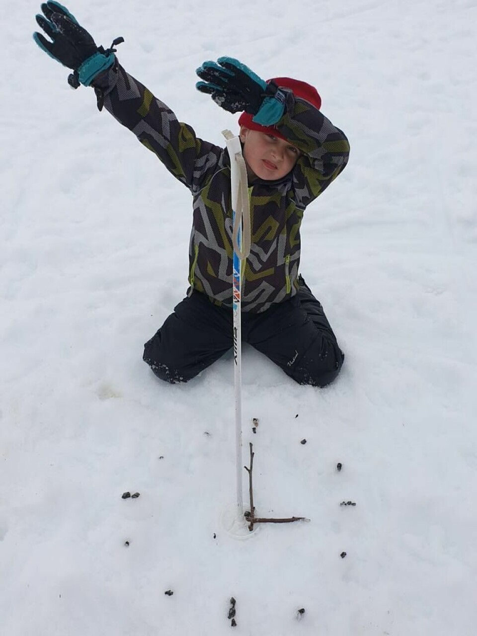 SNØKLOKKE. Her har Erik Berglund Valjord (7) laget en klokke i snøen med steiner og pinner. SNØKLOKKE. Her har Erik Berglund Valjord (7) laget en klokke i snøen med steiner og pinner.