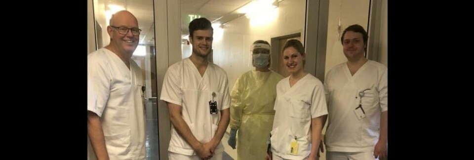 SMITTETEAM. Bak glassveggen må personalet alltid bære smitteklær. Fra venstre: Overlege lungemedisin Terje Tollåli, LIS II-lege Johannes Endresen, enhetsleder koronaposten Birgitte Cetin i smittebekledning, sykepleier Solveig Brekkan og sykepleier Steffen Norum. SMITTETEAM. Bak glassveggen må personalet alltid bære smitteklær. Fra venstre: Overlege lungemedisin Terje Tollåli, LIS II-lege Johannes Endresen, enhetsleder koronaposten Birgitte Cetin i smittebekledning, sykepleier Solveig Brekkan og sykepleier Steffen Norum. Foto: Nordlandssykehuset