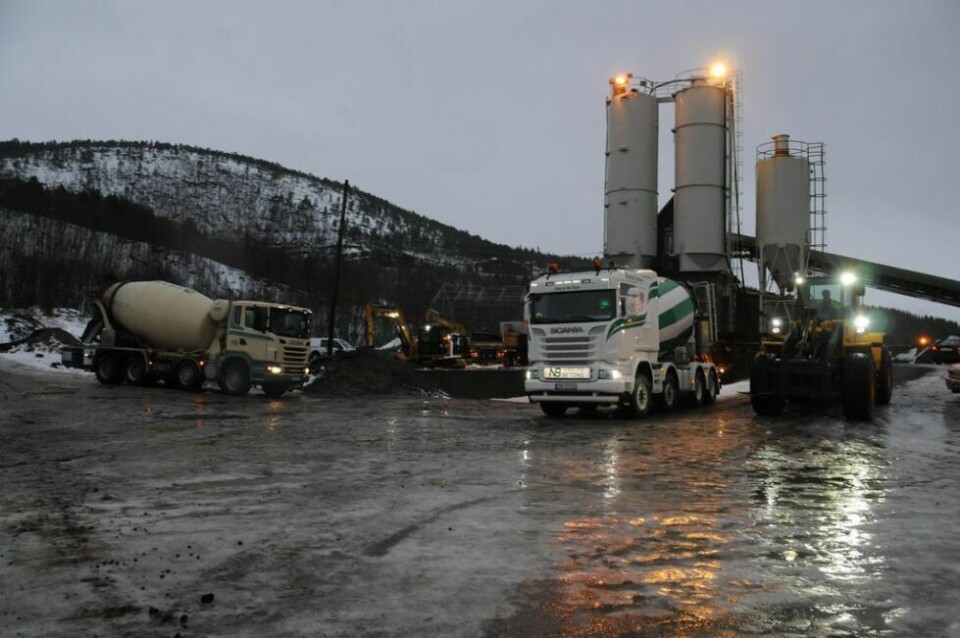 MÅ VENTE. Nordland Betong sitt anlegg på Fauske. Nå ønsker de mer plass, men må nok vente på endelig svar. MÅ VENTE. Nordland Betong sitt anlegg på Fauske. Nå ønsker de mer plass, men må nok vente på endelig svar. Foto: Frank Øvrewall