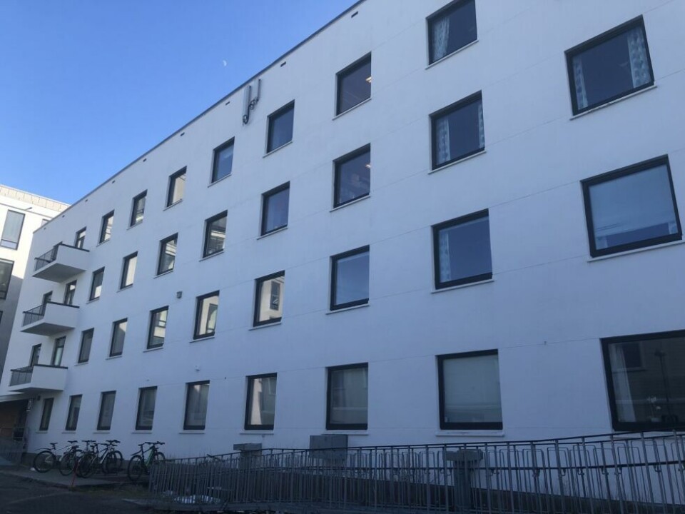 EGEN FLØY. I denne fløya (R-fløya) er det etablert sengepost for koronasyke pasienter. 3. etasje er så langt tatt i bruk og bemannet for inntil åtte pasienter. Dersom pandemien utvikler seg kan de øvrige etasjene også tas i bruk. EGEN FLØY. I denne fløya (R-fløya) er det etablert sengepost for koronasyke pasienter. 3. etasje er så langt tatt i bruk og bemannet for inntil åtte pasienter. Dersom pandemien utvikler seg kan de øvrige etasjene også tas i bruk. Foto: Nordlandssykehuset