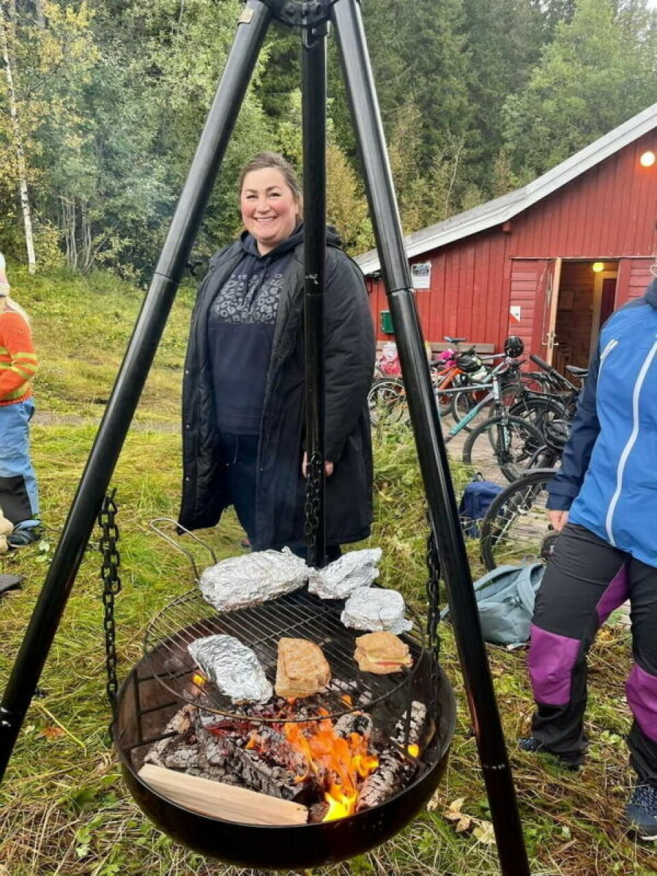TRIVELIG. At bålkaffe og mat smaker godt på tur er ingen nyhet. Slik var det også da ordfører Marlen Rendall Berg tok innbyggerne med ut i Valnesfjord. TRIVELIG. At bålkaffe og mat smaker godt på tur er ingen nyhet. Slik var det også da ordfører Marlen Rendall Berg tok innbyggerne med ut i Valnesfjord. Foto: privat