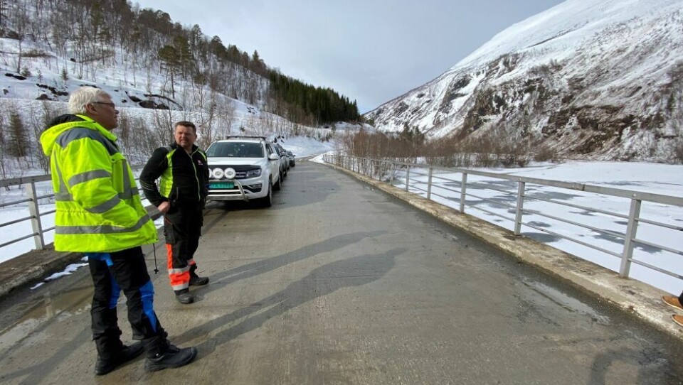 INSPISERER ELVA. Mandagens snøras laget en propp som holdt Junkerdalselva tilbake. Her er Harald Vassbakk, oppsynsmann i Saltdal kommune og Per Arne Erntsen, maskinfører i NVE, og ser på vannstanden i Junkerdalselva sist torsdag. Da var nivået rundt halvannen meter høyere enn det pleier. Natt til søndag fant elva sine veier gjennom snømassene. INSPISERER ELVA. Mandagens snøras laget en propp som holdt Junkerdalselva tilbake. Her er Harald Vassbakk, oppsynsmann i Saltdal kommune og Per Arne Erntsen, maskinfører i NVE, og ser på vannstanden i Junkerdalselva sist torsdag. Da var nivået rundt halvannen meter høyere enn det pleier. Natt til søndag fant elva sine veier gjennom snømassene. Foto: Helge Simonsen