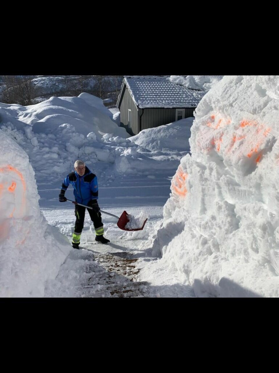 MÅKER. Per L. Mosti har ingenting imot snømåking. Det er bra siden han bor på et av de mest snørike stedene i Fauske kommune. - Jeg tar det som god trim, sier Per, som har målt nesten seks meter snø denne vinteren. MÅKER. Per L. Mosti har ingenting imot snømåking. Det er bra siden han bor på et av de mest snørike stedene i Fauske kommune. - Jeg tar det som god trim, sier Per, som har målt nesten seks meter snø denne vinteren. Foto: Janne Nilsen