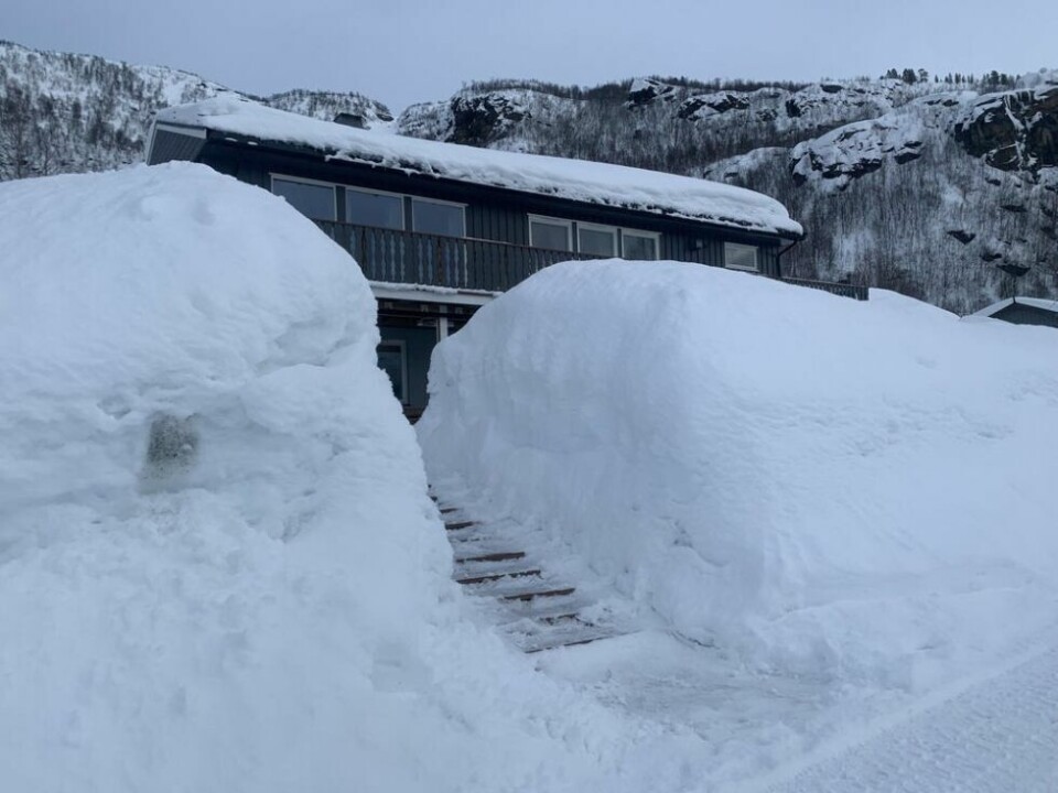 MYE SNØ. Utenfor huset til Janne Nilsen og Per L. Mosti i Bursi i Sulitjelma ligger store hauger med snø. - Den blir ofte liggende til langt uti mai, sier Per. MYE SNØ. Utenfor huset til Janne Nilsen og Per L. Mosti i Bursi i Sulitjelma ligger store hauger med snø. - Den blir ofte liggende til langt uti mai, sier Per. Foto: Espen Johansen