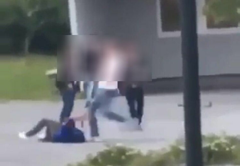 GROV VOLD. Bilde hentet fra video som viser at mannen sparker en forsvarsløs person i hodet. GROV VOLD. Bilde hentet fra video som viser at mannen sparker en forsvarsløs person i hodet. Foto: Tipser