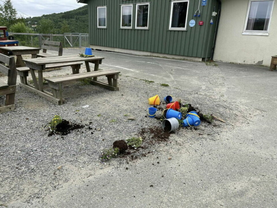 UTSATT FOR HÆRVERK. Dette synet møtte barn og voksne da de kom til Straumen barnehage torsdag morgen. UTSATT FOR HÆRVERK. Dette synet møtte barn og voksne da de kom til Straumen barnehage torsdag morgen. Foto: Straumen barnehage