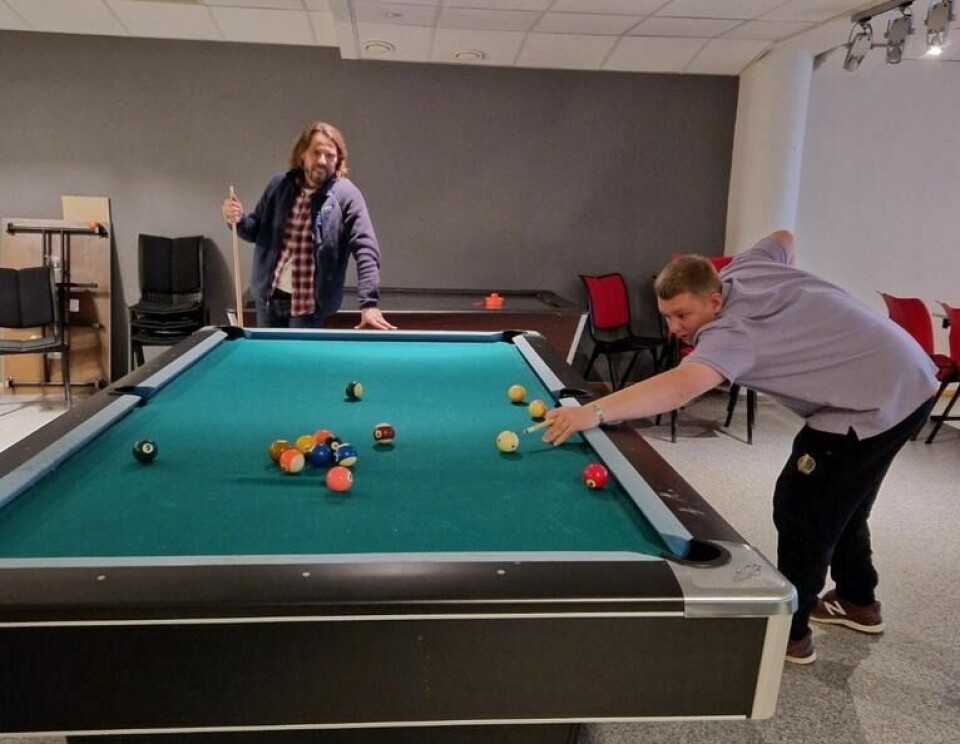 Hans Marius Steinbakk tok seg tid til en liten runde biljard sammen med Andre Reinholdtsen. Sistnevnte sitter i ungdomsrådet for ungdomsklubben. Hans Marius Steinbakk tok seg tid til en liten runde biljard sammen med Andre Reinholdtsen. Sistnevnte sitter i ungdomsrådet for ungdomsklubben. Foto: Gunn Lisbeth Pedersen