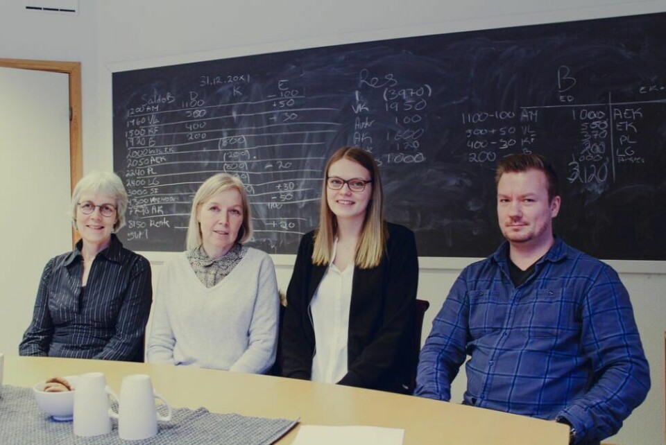 STUDENTER I PRAKSIS. Tom Eirik Olsen og Amalie Hjemås har vært i praksis hos Økonomihuset Fauske i desember. Her med Sissel W. Stephansen fra Nord Universitet og Hanne Prytz. STUDENTER I PRAKSIS. Tom Eirik Olsen og Amalie Hjemås har vært i praksis hos Økonomihuset Fauske i desember. Her med Sissel W. Stephansen fra Nord Universitet og Hanne Prytz. Foto: Daniel Aasen