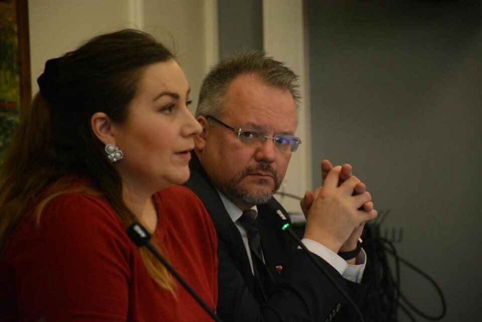 TØFFE TIDER. Det er ingen tvil om at det er vanskelige økonomiske forutsetninger for ordfører Marlen Rendall Berg og rådmann Geir Mikkelsen. Nå er Fauske innmeldt på Robek-lista. TØFFE TIDER. Det er ingen tvil om at det er vanskelige økonomiske forutsetninger for ordfører Marlen Rendall Berg og rådmann Geir Mikkelsen. Nå er Fauske innmeldt på Robek-lista. Foto: Helge Simonsen