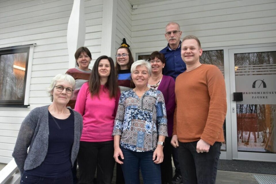 FORNYER SEG. Økonomihuset Fauske AS har ni ansatte. Fremst fra venstre står daglig leder Hanne Prytz, Irina Alina Ciobanecu, og Therese Aronsen. Bakerst fra venstre: Heidi Bratlie, Vilde Helgesen, Ann-Kristin Bjørkom, Terje Andersen og Daniel Aasen. FORNYER SEG. Økonomihuset Fauske AS har ni ansatte. Fremst fra venstre står daglig leder Hanne Prytz, Irina Alina Ciobanecu, og Therese Aronsen. Bakerst fra venstre: Heidi Bratlie, Vilde Helgesen, Ann-Kristin Bjørkom, Terje Andersen og Daniel Aasen. Foto: Sylvia Bredal