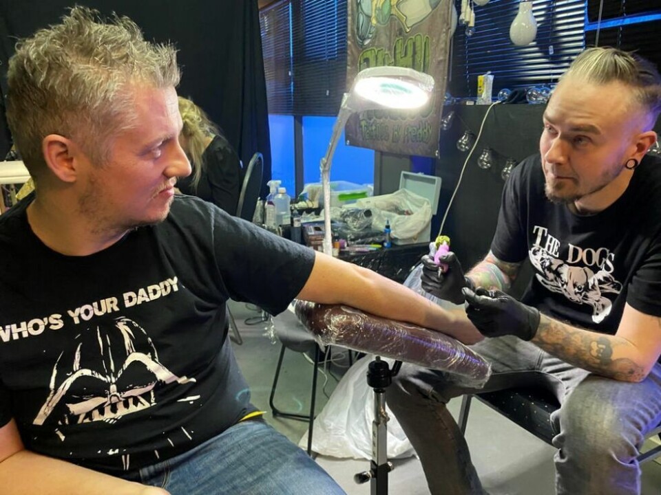 EN SPESIELL JOBB. Det er kanskje ikke den mest teknisk vanskelige tatoveringen Freddy Myrvold (t.h.) har laget, men betydningen for Per Inge Johnsen blir noe spesielt for han også. EN SPESIELL JOBB. Det er kanskje ikke den mest teknisk vanskelige tatoveringen Freddy Myrvold (t.h.) har laget, men betydningen for Per Inge Johnsen blir noe spesielt for han også. Foto: Helge Simonsen