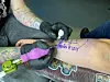 FRA PENN TIL HUD. Freddy Myrvold jobber fort, og raskt blir malen om til en tatovering på Per-Inge Johnsens arm. Foto: Helge Simonsen