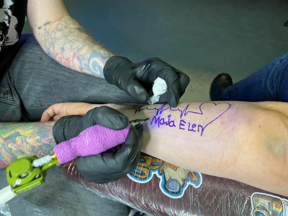 FRA PENN TIL HUD. Freddy Myrvold jobber fort, og raskt blir malen om til en tatovering på Per-Inge Johnsens arm. FRA PENN TIL HUD. Freddy Myrvold jobber fort, og raskt blir malen om til en tatovering på Per-Inge Johnsens arm. Foto: Helge Simonsen