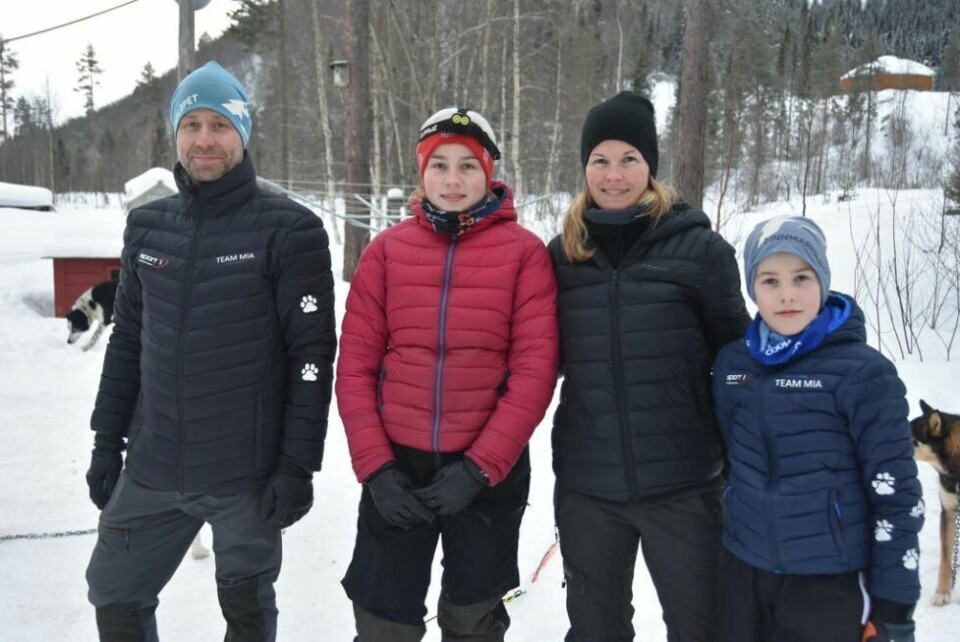 FAMILIEPROSJEKT. Å delta på Finnmarksløpet er absolutt et familieprosjekt. Hele familien skal oppover, samt besteforeldre og ei venninne av Mia. Her er Håvard Alm, Mia, Ingrid Olsen og Max på ti år. FAMILIEPROSJEKT. Å delta på Finnmarksløpet er absolutt et familieprosjekt. Hele familien skal oppover, samt besteforeldre og ei venninne av Mia. Her er Håvard Alm, Mia, Ingrid Olsen og Max på ti år. Foto: Sylvia Bredal
