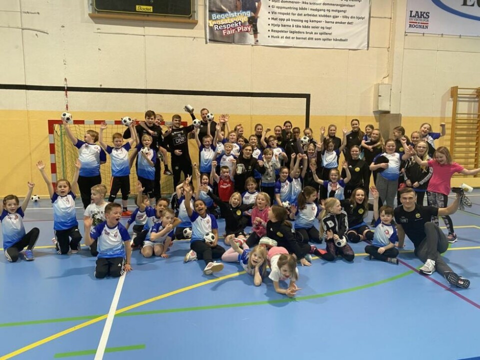 STORFINT BESØK. Bodø Håndball Klubb var innom håndballskolen tirsdag for å lære bort noen triks. STORFINT BESØK. Bodø Håndball Klubb var innom håndballskolen tirsdag for å lære bort noen triks. Foto: Jan Petter Madsen