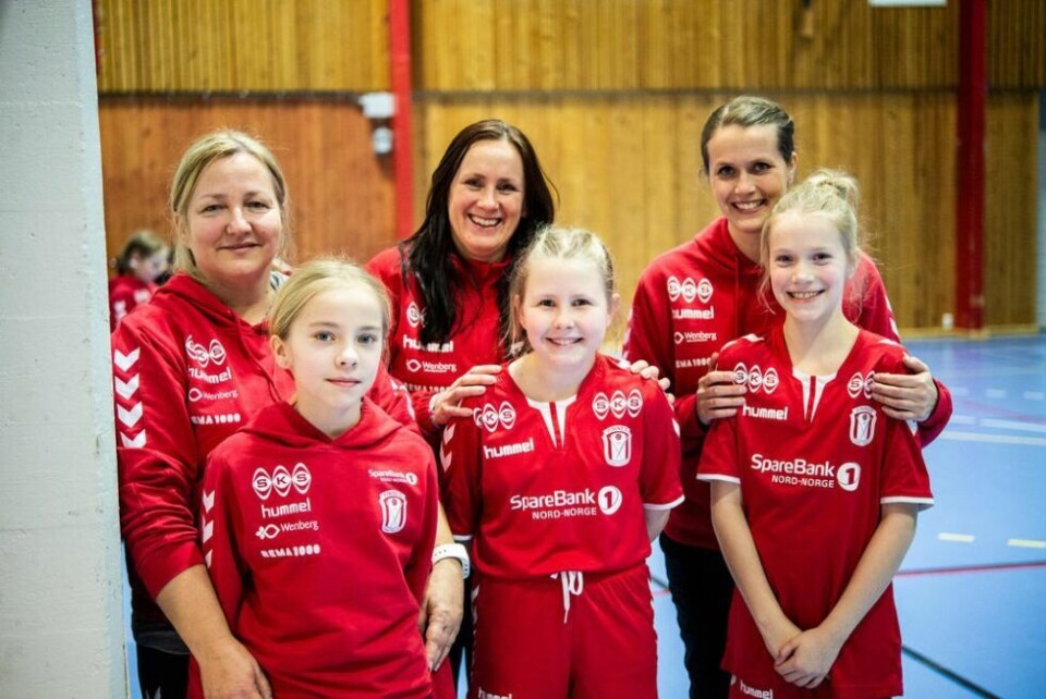 MOR OG DATTER. På Finneid IL sitt lag for jenter ti år har hele tre av spillerne sine mødre med som trenere. Fra venstre: Hege-Kathrin og Jenie Henriksen, Lena og Thea Wangen, Siri Amundsen og Andrea Winther. MOR OG DATTER. På Finneid IL sitt lag for jenter ti år har hele tre av spillerne sine mødre med som trenere. Fra venstre: Hege-Kathrin og Jenie Henriksen, Lena og Thea Wangen, Siri Amundsen og Andrea Winther. Foto: Tarjei Abelsen