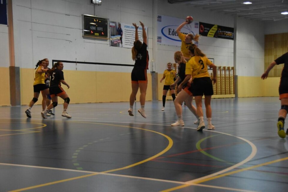 Bildeserie fra kamp 8. februar mellom Rognan/ VIL og NOR HKJEVNE LAG. Spillet mellom de to lagene var jevnt, og søndag var det NOR HK som dro seieren i havn. Bildet er fra gårdagens kamp mellom de to samme lagene, her hamrer Marte Testad ballen i mål. Testad scoret også tre av dagens mål.
