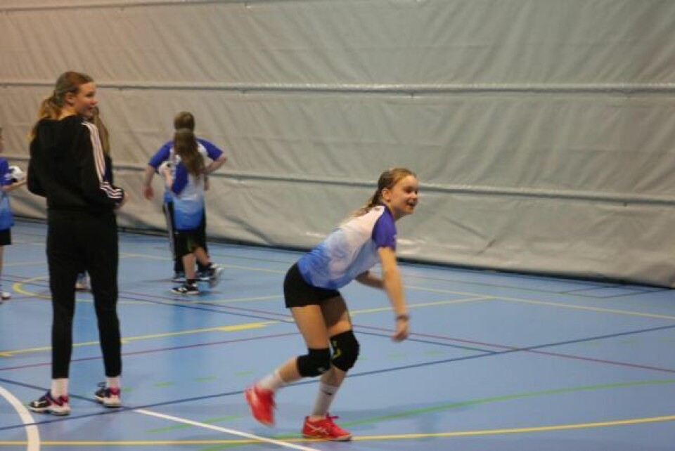 Scorer mål. Amalie Aardal Haugen (10) fintet trener og scoret mål i Saltdalshallen. Scorer mål. Amalie Aardal Haugen (10) fintet trener og scoret mål i Saltdalshallen. Foto: Foto: Grete Elisabeth Nomeland