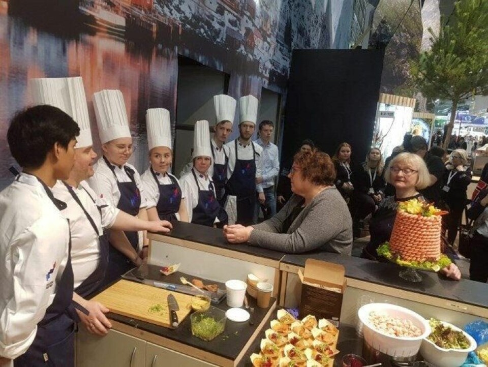 FRA ÅPNINGEN. Landbruks- og matminister Bollestad hilser på nordnorske deltakere under åpningen av Grüne Woche 2020. I rekken ser vi Ann-Heidi Jansson Kyllingmark og Hege Ruud som nummer fire og fem fra venstre. FRA ÅPNINGEN. Landbruks- og matminister Bollestad hilser på nordnorske deltakere under åpningen av Grüne Woche 2020. I rekken ser vi Ann-Heidi Jansson Kyllingmark og Hege Ruud som nummer fire og fem fra venstre. Foto: Hanne Sofie Trager, Fylkesmannen i Nordland