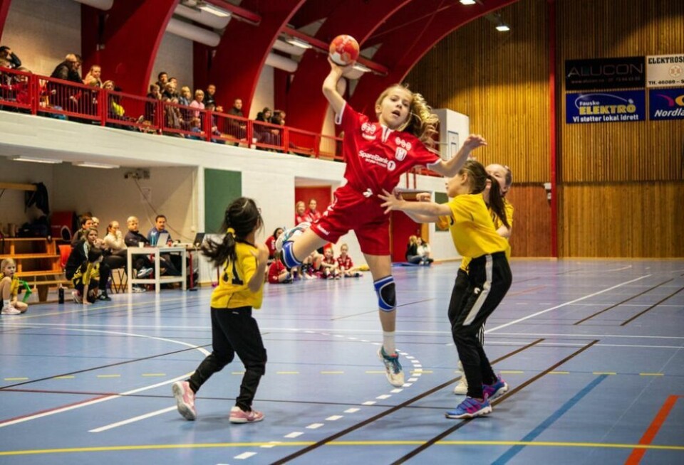 TRENT. Jenie Henriksen har trent for dette øyeblikket. – På trening øver vi på å komme kryssende inn fra sidene, sier hun. TRENT. Jenie Henriksen har trent for dette øyeblikket. – På trening øver vi på å komme kryssende inn fra sidene, sier hun. Foto: Tarjei Abelsen