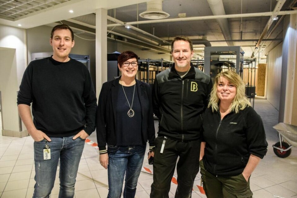 SØNDAGSÅPENT. I de gamle Kitchen-lokalene i Amfi blir det søndagsåpen butikk i løp et av januar. Nå arbeides det i herdig for å få butikken klar, og denne gjengen er spent. Fra venstre: driftsleder ved Amfi, Geir Helland, senterleder Ann Mari Zahl, kjøpmann Ørjan Skonseng og daglig leder Randi Willumsen. SØNDAGSÅPENT. I de gamle Kitchen-lokalene i Amfi blir det søndagsåpen butikk i løp et av januar. Nå arbeides det i herdig for å få butikken klar, og denne gjengen er spent. Fra venstre: driftsleder ved Amfi, Geir Helland, senterleder Ann Mari Zahl, kjøpmann Ørjan Skonseng og daglig leder Randi Willumsen. Foto: Tarjei Abelsen
