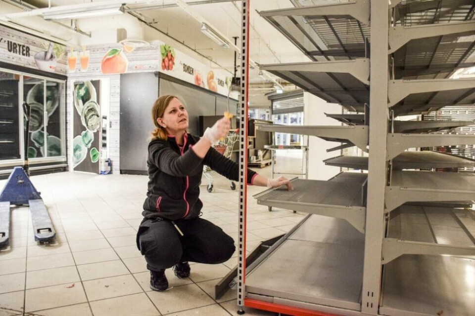 NY JOBB. Ivy Hasselberg er av de mange Spar-ansatte som takket ja til ny jobb i Bunnpris. Her maler hun butikkreoler og gjør klar til åpnining. - Veldig bra at de som ønsket, fikk være med videre, sier hun. NY JOBB. Ivy Hasselberg er av de mange Spar-ansatte som takket ja til ny jobb i Bunnpris. Her maler hun butikkreoler og gjør klar til åpnining. - Veldig bra at de som ønsket, fikk være med videre, sier hun. Foto: Tarjei Abelsen