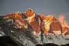 Lhotse fanger solstrålene. Foto: Eirik Schøning