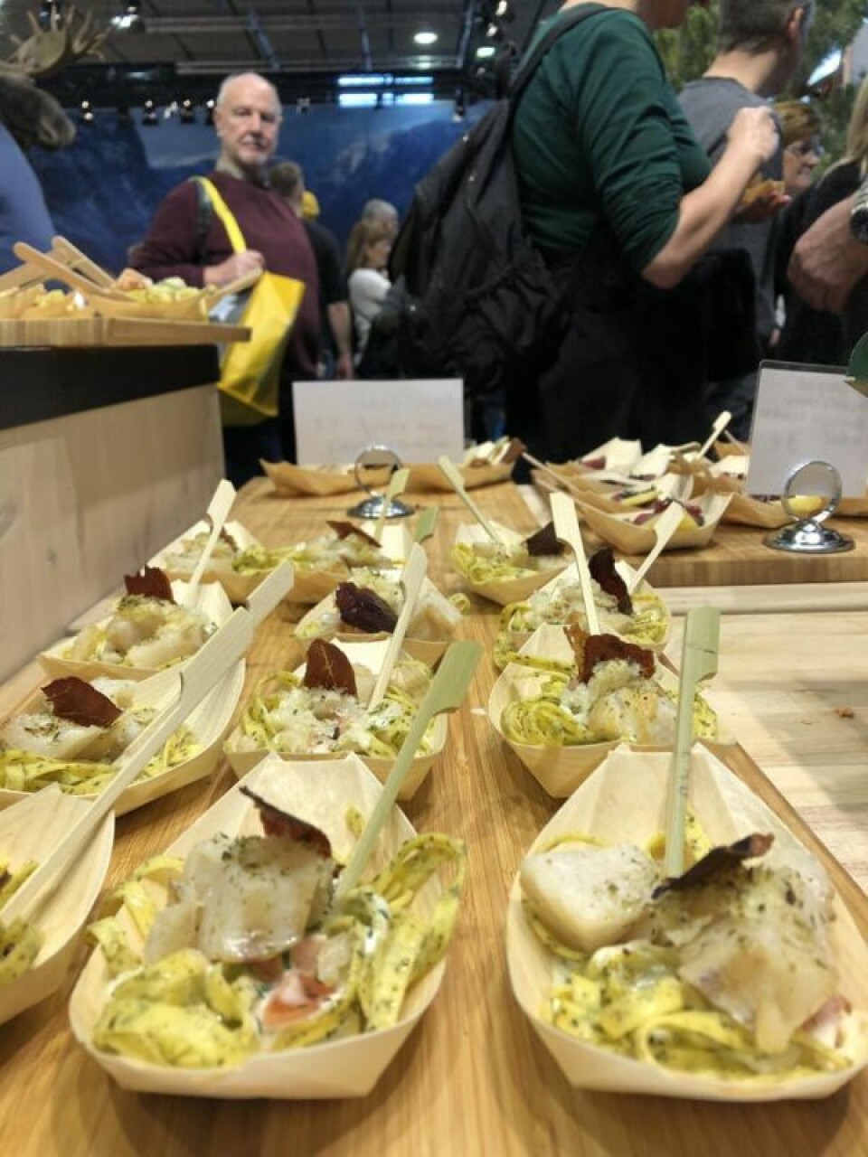 POPULÆRT. Smaksprøver av råvarene til produsentene fra Nord-Norge er svært populært i Berlin. POPULÆRT. Smaksprøver av råvarene til produsentene fra Nord-Norge er svært populært i Berlin. Foto: Hege Ruud