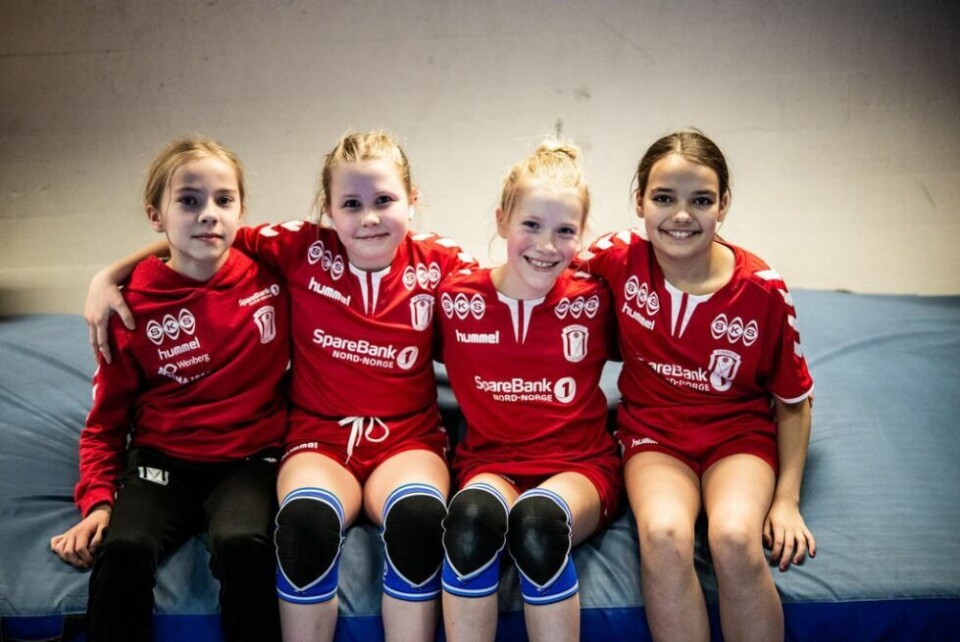 VENNER. Jenie Henriksen, Thea Wangen, Andrea Winther og India Heldahl trives svært godt som lagvenninner. VENNER. Jenie Henriksen, Thea Wangen, Andrea Winther og India Heldahl trives svært godt som lagvenninner. Foto: Tarjei Abelsen