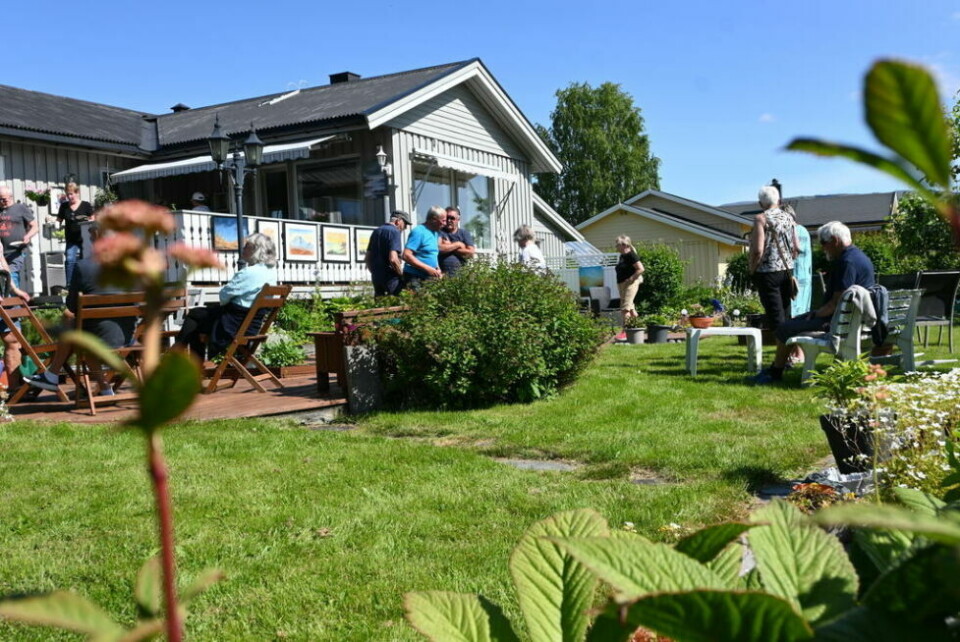 SOL, KUNST OG GODT HUMØR. Mange møtte opp i hagen til ekteparet Linde for å kose seg i solen. Alle foto: Tor Arne Ødegaard HanssenUNIKE ORIGINALER. I hagen til Linde ekteparet hadde de stilt ut mange flotte kunstverk SOL, KUNST OG GODT HUMØR. Mange møtte opp i hagen til ekteparet Linde for å kose seg i solen. Alle foto: Tor Arne Ødegaard Hanssen