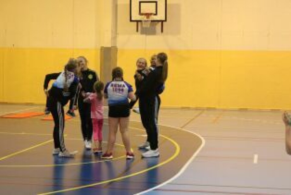 Mye latter. Det er god kjemi mellom de eldste og de yngste, og det var mye latter i hallen. Mye latter. Det er god kjemi mellom de eldste og de yngste, og det var mye latter i hallen. Foto: Grete Elisabeth Nomeland