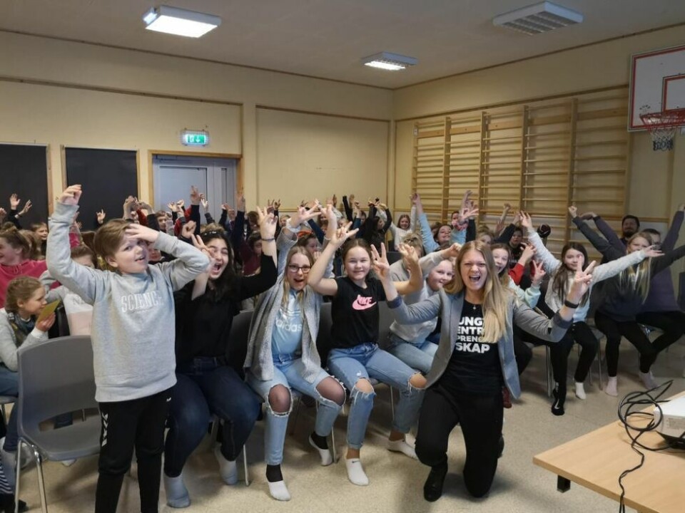 TOPP STEMNING. Sjette- og sjuendeklassen ved Rognan barneskole hadde en kreativ dag da Ungt Entreprenørskap ga dem oppgaven med å finne løsningen på alt plastsøppelet som er i naturen. TOPP STEMNING. Sjette- og sjuendeklassen ved Rognan barneskole hadde en kreativ dag da Ungt Entreprenørskap ga dem oppgaven med å finne løsningen på alt plastsøppelet som er i naturen. Foto: Robert Jentoft