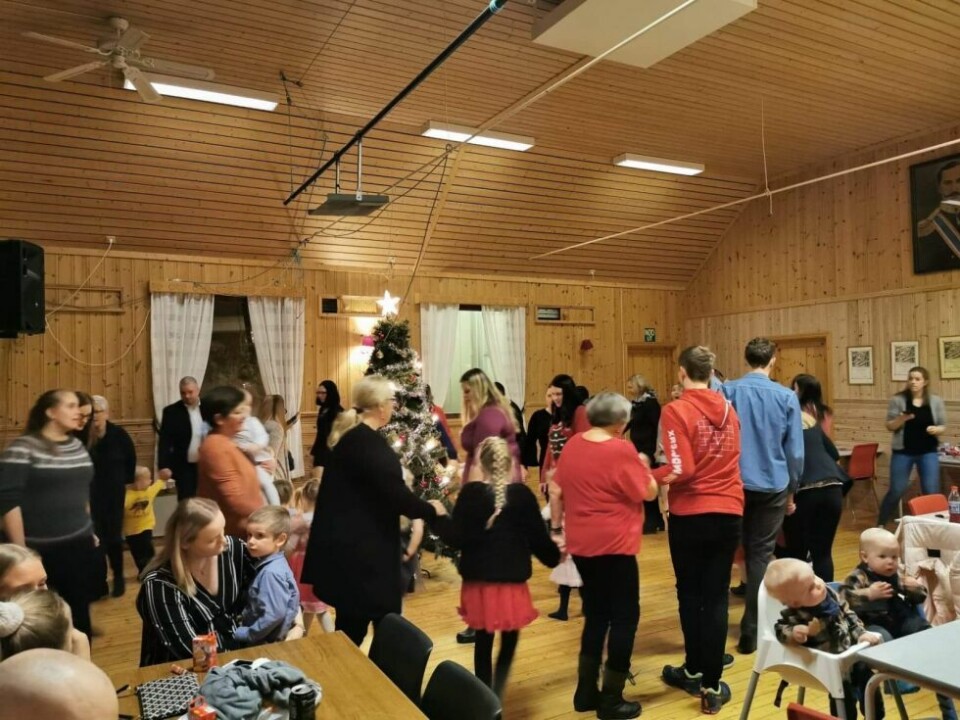 DU GRØNNE GLITRENDE. Mange gikk rundt juletreet. DU GRØNNE GLITRENDE. Mange gikk rundt juletreet. Foto: U.L. Vaaren