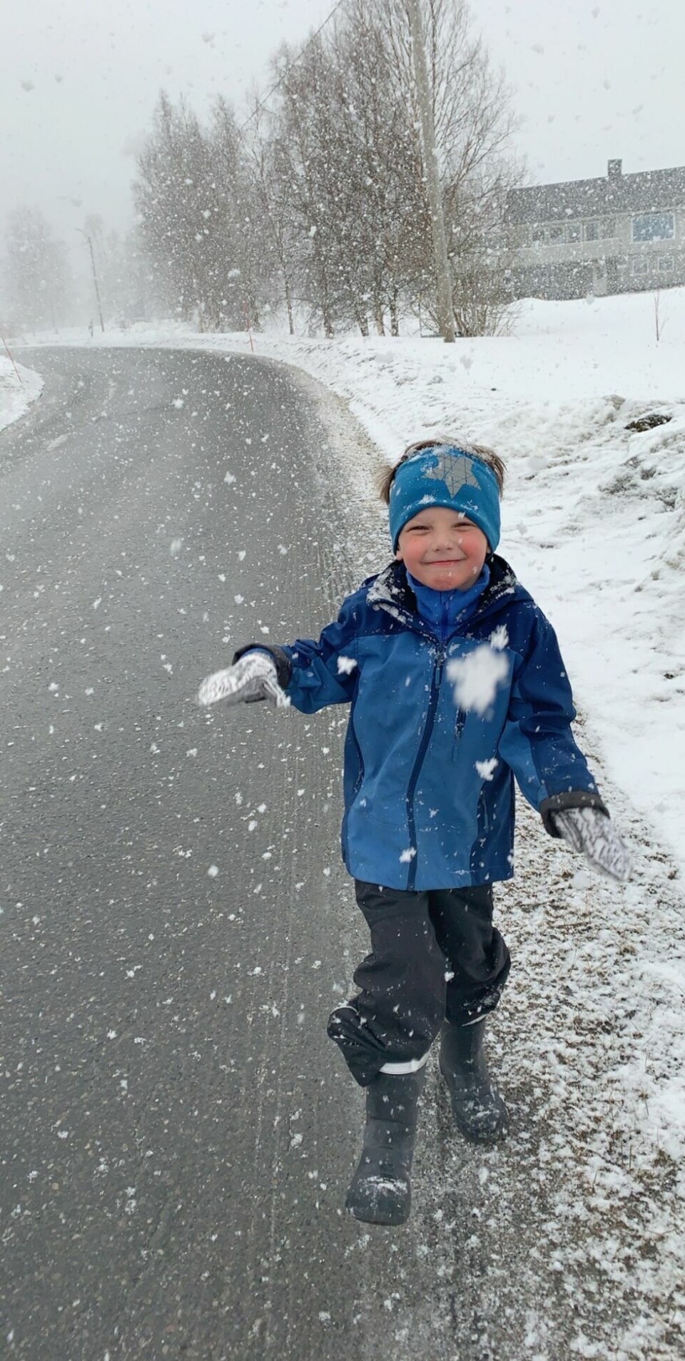 Bilder fra årets påske!VÆR. Blid gutt ute i påskeværet