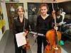 KLASSISK POP Aurora Vasset Ramsvik (t.v.) og Pernille Kristensen spilte den populære filmsangen 'Shallow' på fiolin og cello. Foto: Helge Simonsen