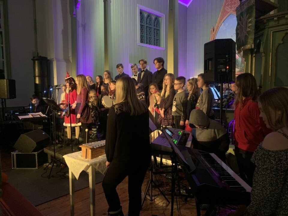 Flinke elever fra Sulitjelma skole åpnet julekonserten med to numre, Marys Boy Child og Stjernesludd. Flinke elever fra Sulitjelma skole åpnet julekonserten med to numre, Marys Boy Child og Stjernesludd. Foto: Espen Johansen