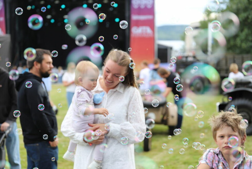 TOPP STEMNING. Både store og små koste seg på Familiegata. TOPP STEMNING. Både store og små koste seg på Familiegata. Foto: Lise Berntzen
