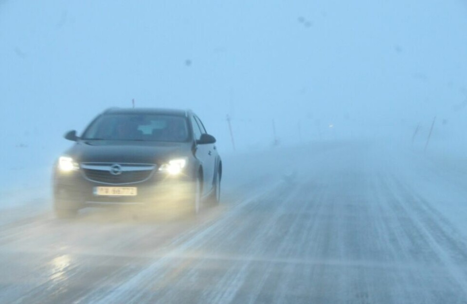 LITEN SIKT. Det gjelder å ha med seg varme klær for de som kjører over Saltfjellet når kulingen blåser. Hvis ikke kan det bli farlig å få motorstopp. LITEN SIKT. Det gjelder å ha med seg varme klær for de som kjører over Saltfjellet når kulingen blåser. Hvis ikke kan det bli farlig å få motorstopp. Foto: Arild Bjørnbakk