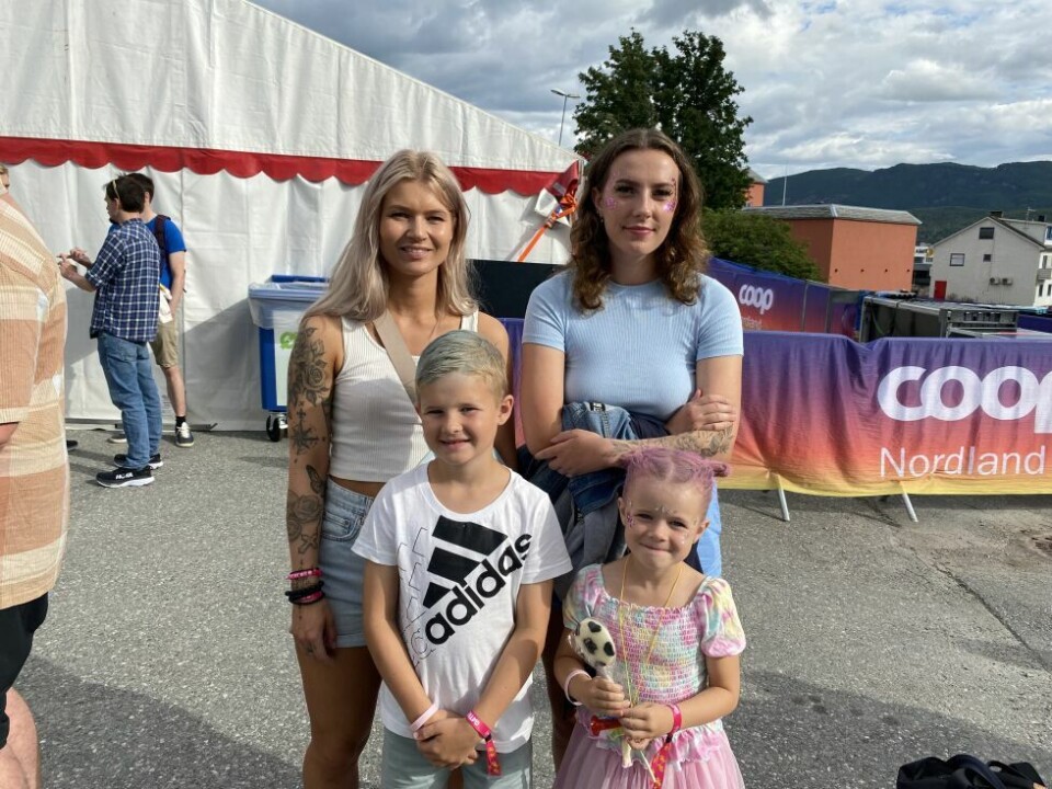 SPENT. Stina Johnsen, Liam Kristensen, Aurora Wulff og Vilja Kristensen var spente på å se hva man kunne oppleve inne på Gata. SPENT. Stina Johnsen, Liam Kristensen, Aurora Wulff og Vilja Kristensen var spente på å se hva man kunne oppleve inne på Gata. Foto: Tor Arne Ødegaard Hanssen