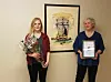 STOLTE. Mathilde og Kristin her under prisutdleingen. Det flotte bildet som Bror fikk er laget av bygdas store kunstner Kurt Edvin Blix Hansen. Foto: Gudbjørg Navjord