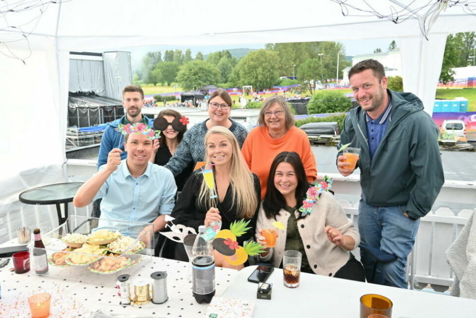 PÅ ALTANFEST VED GATA. Bak fra venstre: Torstein Nystad Haukeland, Jeanette Eliassen, Anja Nansmork , Sonja Halsbakk og Ken Frode Bruun. Foran fra venstre: Alexander Eliassen, Veronika Hjemgam og Kristina Ranberg. PÅ ALTANFEST VED GATA. Bak fra venstre: Torstein Nystad Haukeland, Jeanette Eliassen, Anja Nansmork , Sonja Halsbakk og Ken Frode Bruun. Foran fra venstre: Alexander Eliassen, Veronika Hjemgam og Kristina Ranberg. Foto: Stig Bjørnar Karlsen