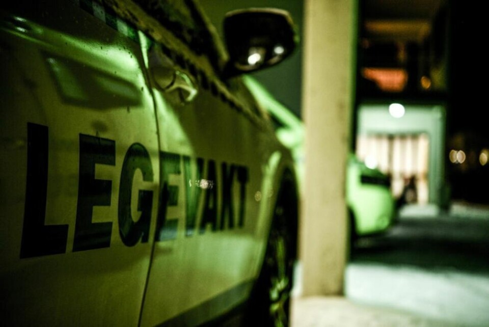 HJELP. Pårørende av en pasient som i lang tid gikk med store smerter, uten å bli skikkelig undersøkt - har klaget inn saken til Fylkesmannen i Nordland. HJELP. Pårørende av en pasient som i lang tid gikk med store smerter, uten å bli skikkelig undersøkt - har klaget inn saken til Fylkesmannen i Nordland. Foto: Tarjei Abelsen