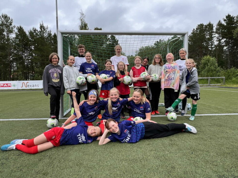 FLINKE. Instruktørene Elias Kvamme Hansen, Terodor Håvardssøn Jansen og Karoline Torbergsen fulgte denne jentegruppa i tre dager. - Veldig fin gjeng og flinke spillere, sier Elias. FLINKE. Instruktørene Elias Kvamme Hansen, Terodor Håvardssøn Jansen og Karoline Torbergsen fulgte denne jentegruppa i tre dager. - Veldig fin gjeng og flinke spillere, sier Elias. Foto: Espen Johansen