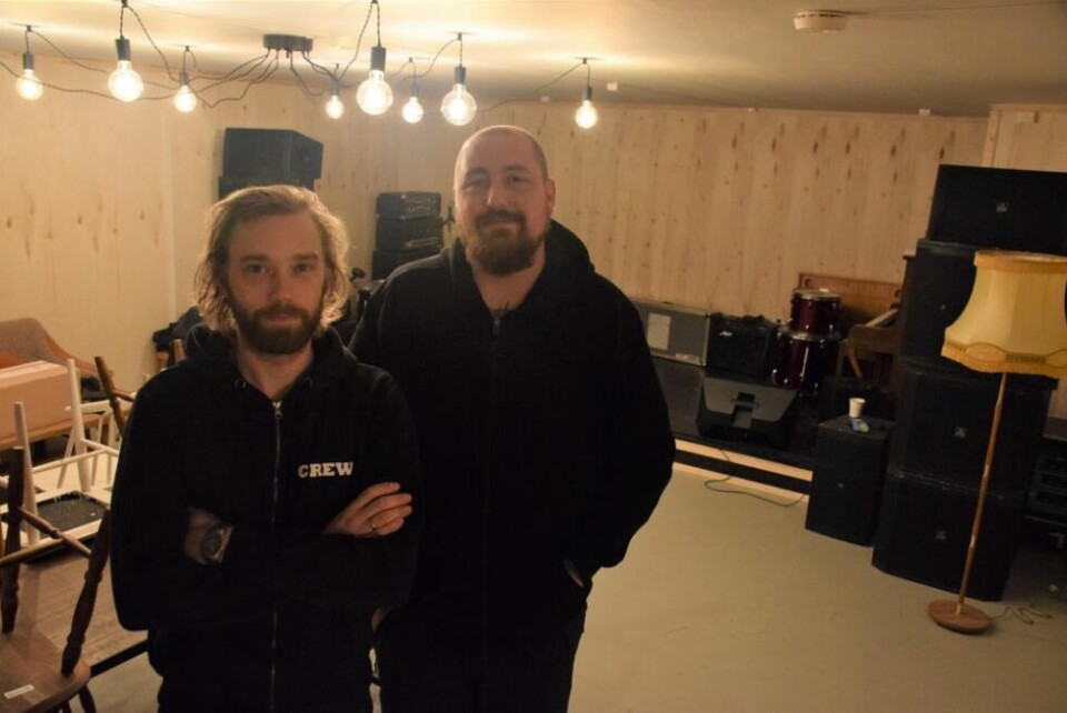 NYTT HUS. Bjørn Morten Johansen og Ørjan Olsen i de nye lokalene til Fauske rockeklubb som ligger i kjelleren under Orion i Torggata. - Vi kommer til å ha store og små arrangementer, sier de. Begge foto: Eva S. WintherGOD HJELP. Medlemmer og samarbeidspartnere har bidratt til blant annet nytt elektrisk anlegg, sanitæranlegg og kjøkkenkrok. NYTT HUS. Bjørn Morten Johansen og Ørjan Olsen i de nye lokalene til Fauske rockeklubb som ligger i kjelleren under Orion i Torggata. - Vi kommer til å ha store og små arrangementer, sier de. Begge foto: Eva S. Winther