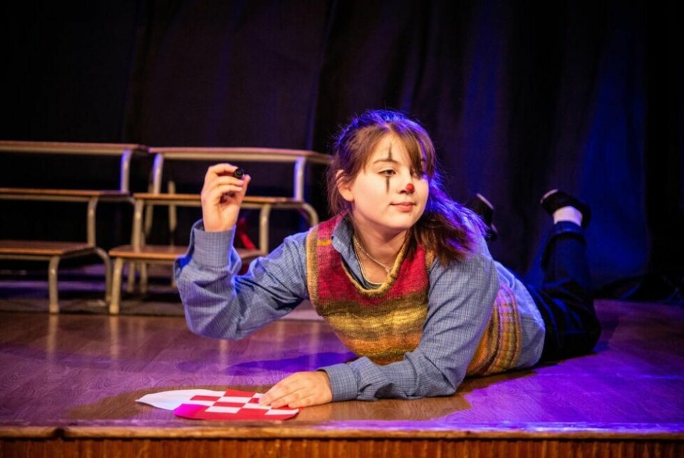 PREMIERE. Olivia Flack Holmstrøm på scenen i Kulturhuset Utsikten på Kosmo. 15-åringen forteller åpent om sceneskrekk og mestring. PREMIERE. Olivia Flack Holmstrøm på scenen i Kulturhuset Utsikten på Kosmo. 15-åringen forteller åpent om sceneskrekk og mestring. Foto: Tarjei Abelsen
