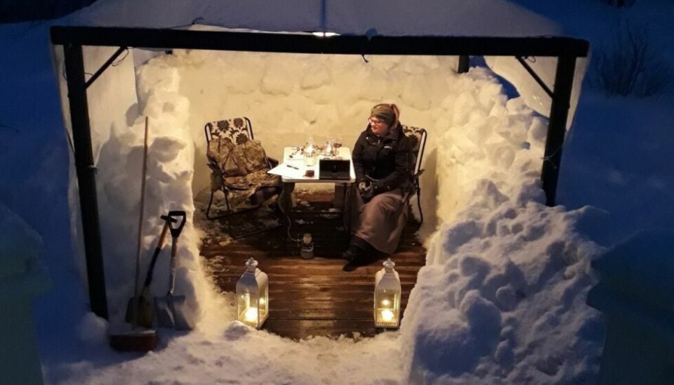 Bilder fra årets påske!FLOTT RAMME. Kona ( Cesilie Rasmussen Høgseth) og jeg satt ute i snøborgen (med tak) hjemme i Kvitlyngveien i Hauan 1. Påskedag og deltok på quiz arrangert av Blåfrost med Sverre og Øyvind. Flott quiz i flott ramme!