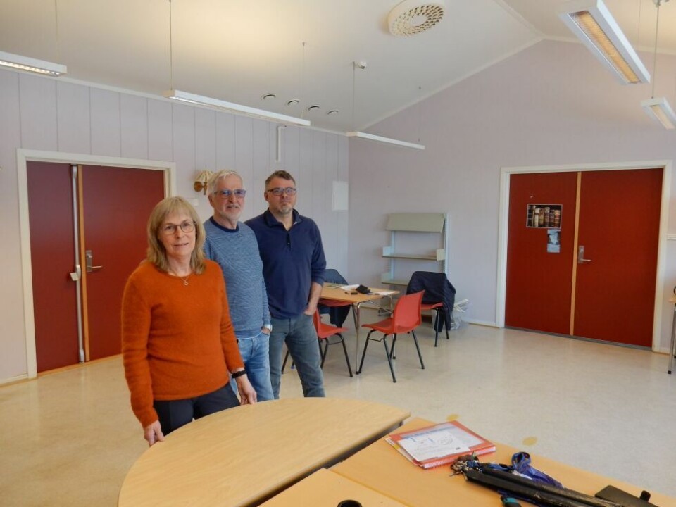 ØNSKER TRENINGSROM. Øystein Vedal i Røsvik og omegn nærmiljøutvalg, flankert av Lisbeth Eidissen og Erling Olsen fra IL Knubben ønsker å få til et treningsrom der det var bibliotek i Røsvik samfunnshus. ØNSKER TRENINGSROM. Øystein Vedal i Røsvik og omegn nærmiljøutvalg, flankert av Lisbeth Eidissen og Erling Olsen fra IL Knubben ønsker å få til et treningsrom der det var bibliotek i Røsvik samfunnshus. Foto: Bente Braaten