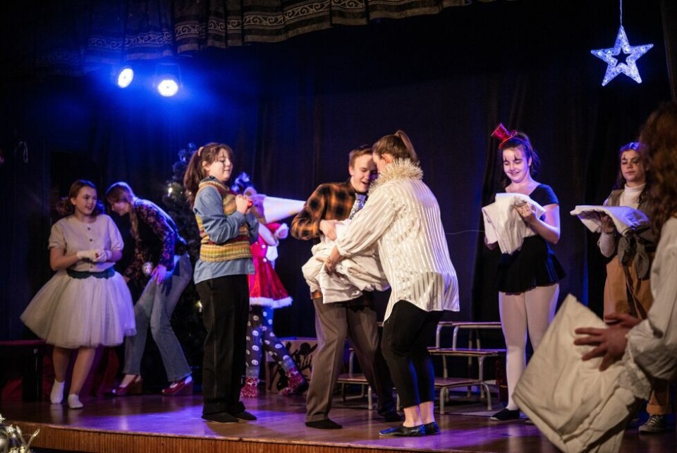 LUCIAFEIRING. Olivia og resten av Ganske Tøvat på scenen fredag kveld. LUCIAFEIRING. Olivia og resten av Ganske Tøvat på scenen fredag kveld. Foto: Tarjei Abelsen